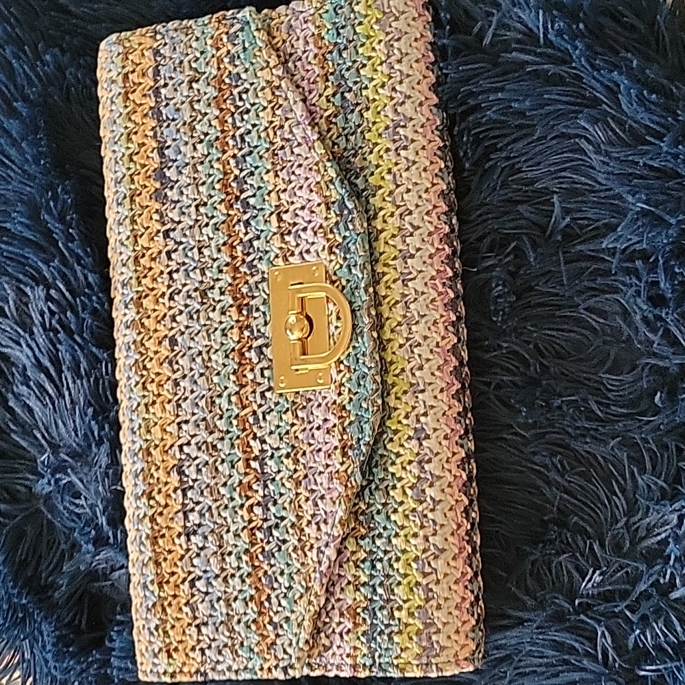 Muted color clutch